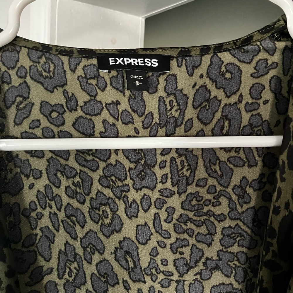 Express Leopard Print Long Sleeve Robe - Picture 4 of 4